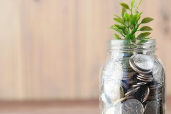 Zinsen verstehen: So wird Finanzwissen im Schulalltag greifbar