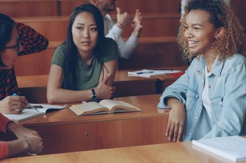Nach der Schule direkt studieren? So fällt die Entscheidung leichter